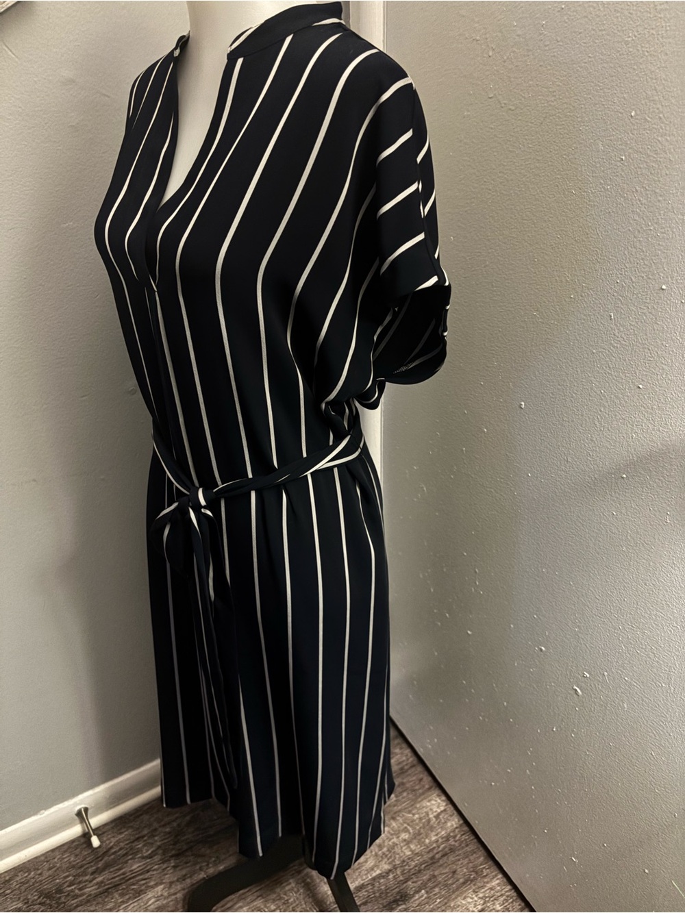 NWOT!! Ann Taylor Navy & White Belted Shift Dress with Batwing Short Sleeves - Picture 4 of 9